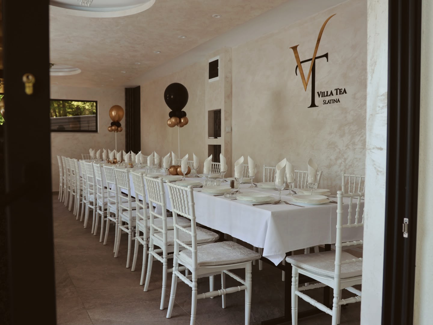 Svečana sala Villa TEA sa zlatnim logom