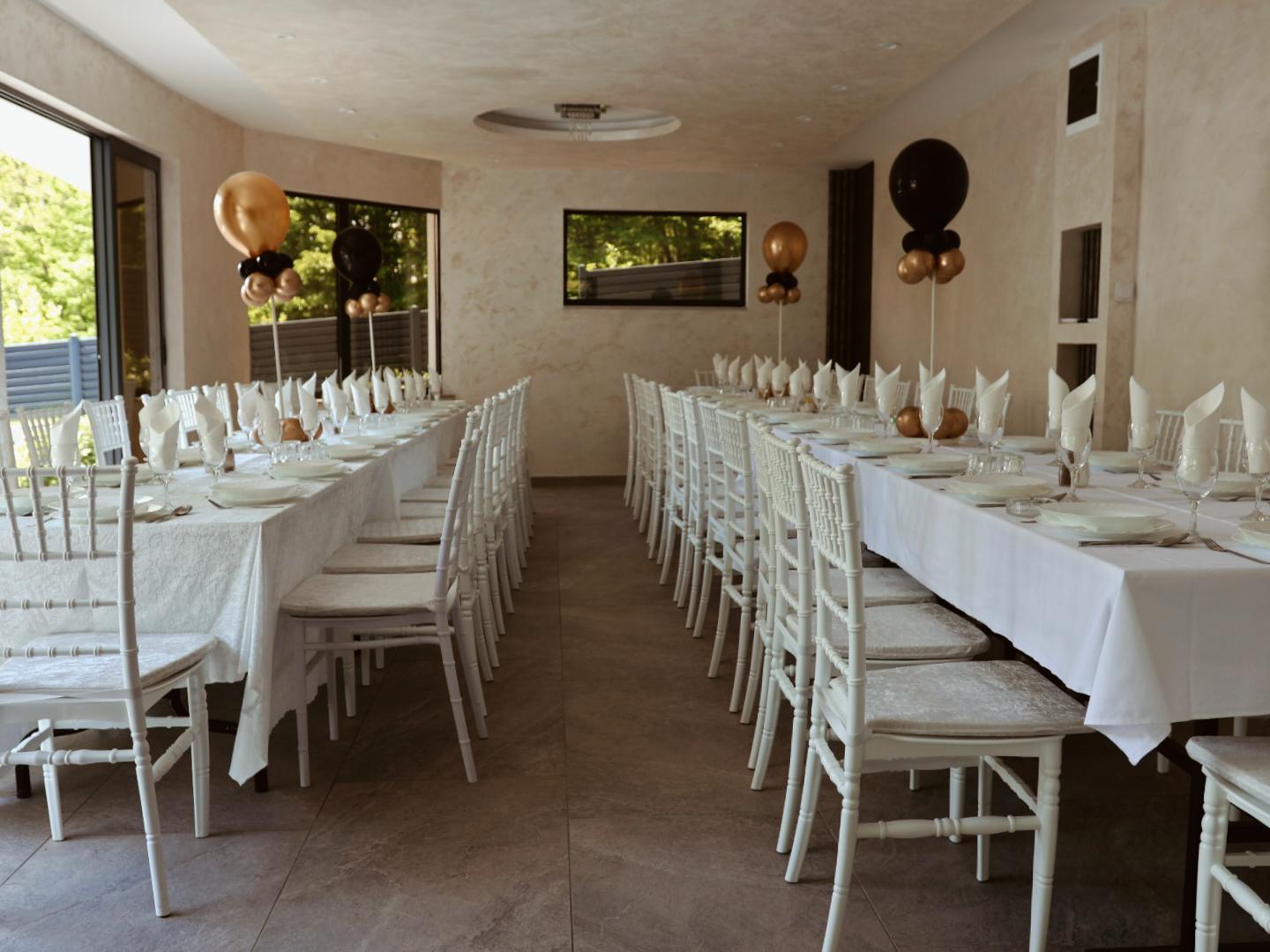Sala za proslave — dugi sto